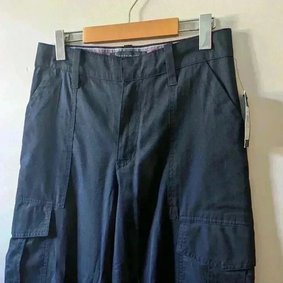 NWT !! TOMMY HILFIGER  size 2 cropped cargo navy blue pants VALUE OF 129$+tx - Picture 2 of 10